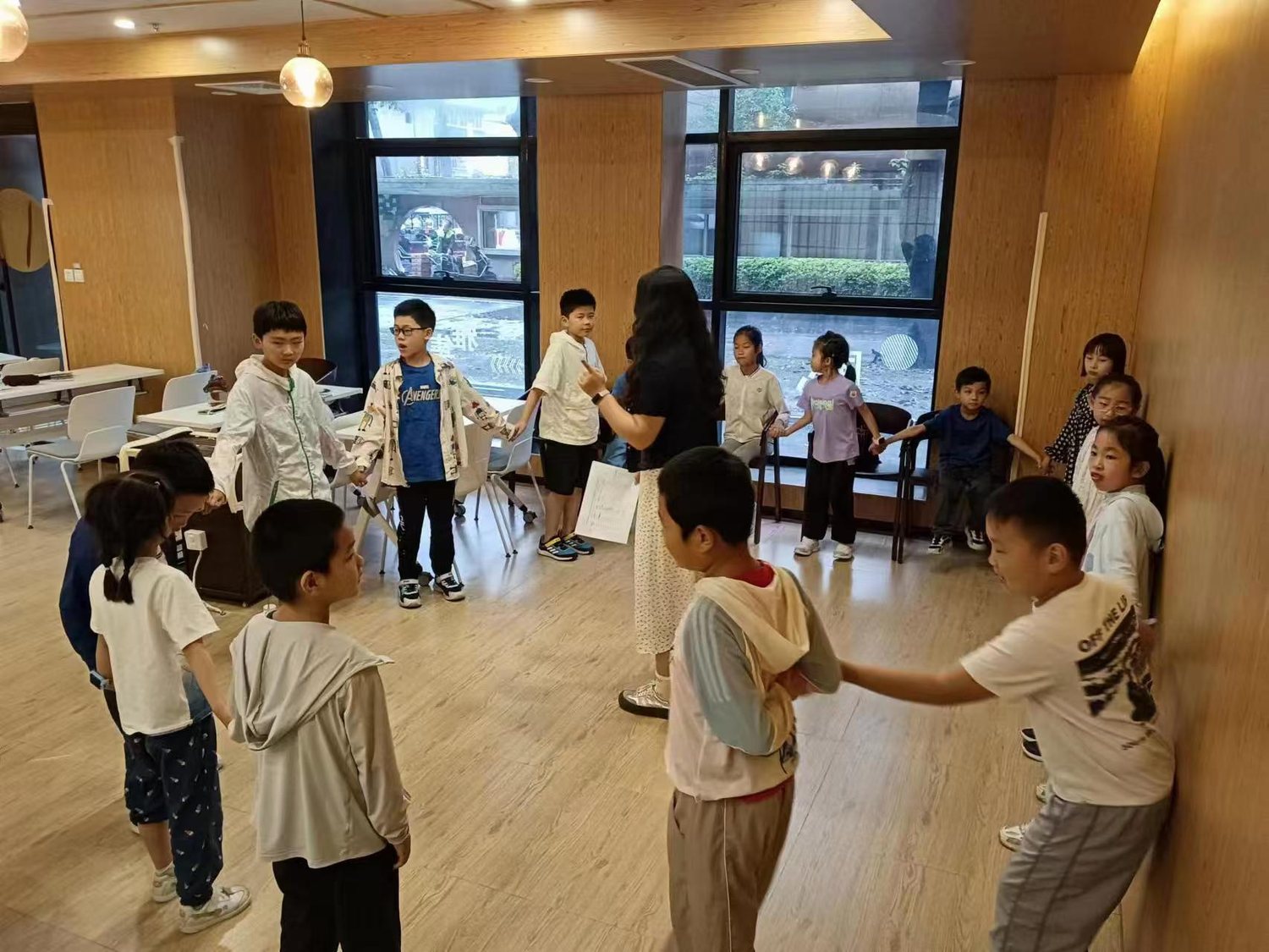 青少年在导师带领下围圈互动
