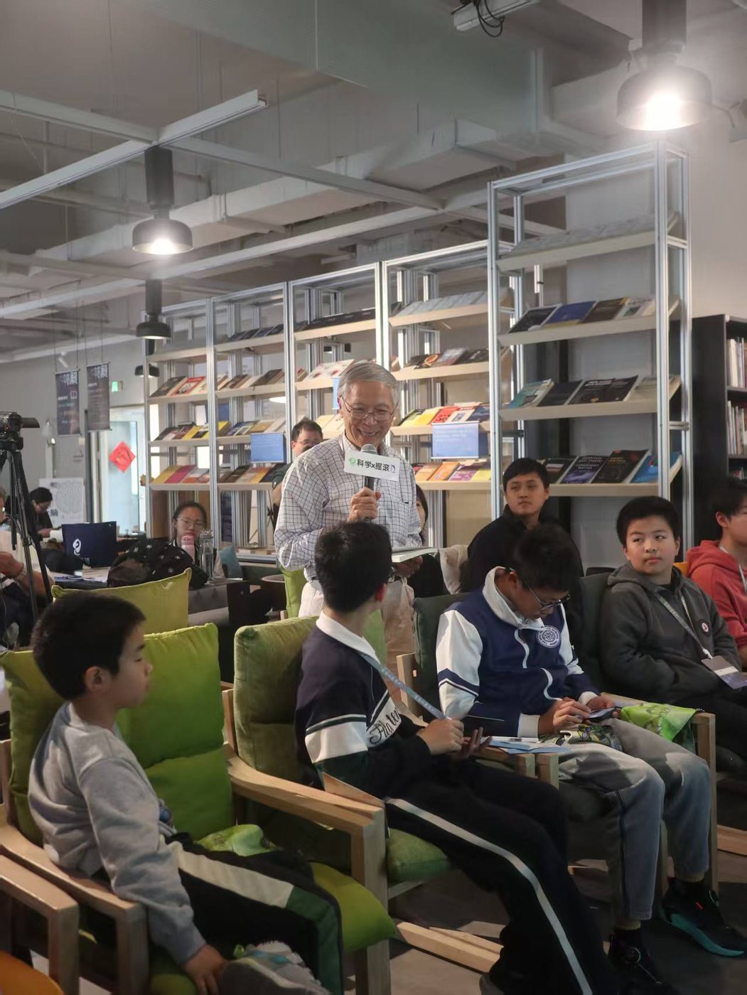 年长导师在社区空间与青少年交流